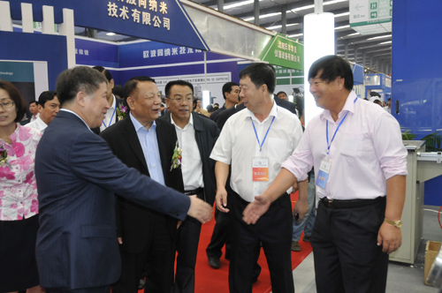 2012年9月，在第二屆中國(阜新)液壓裝備制造業(yè)展覽會上，各位領(lǐng)導(dǎo)蒞臨阜新立達(dá)自動化展廳
