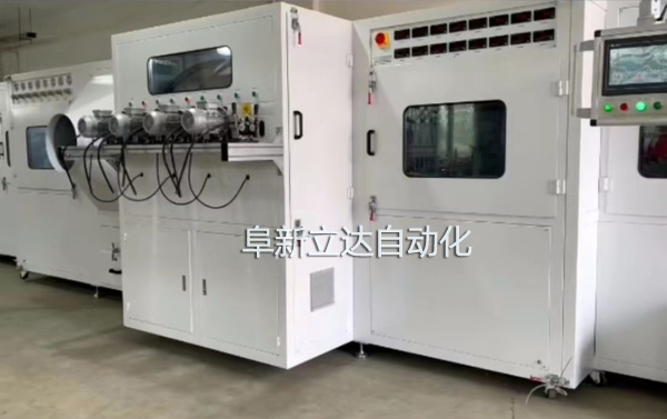 PJ-8八槍雙面自動噴金機具有自動除塵、智能雙面、整潔美觀、運行穩(wěn)定的特點，阜新立達(dá)自動化裝備有限公司